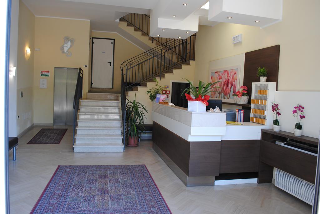 Hotel Reyt Rimini Esterno foto